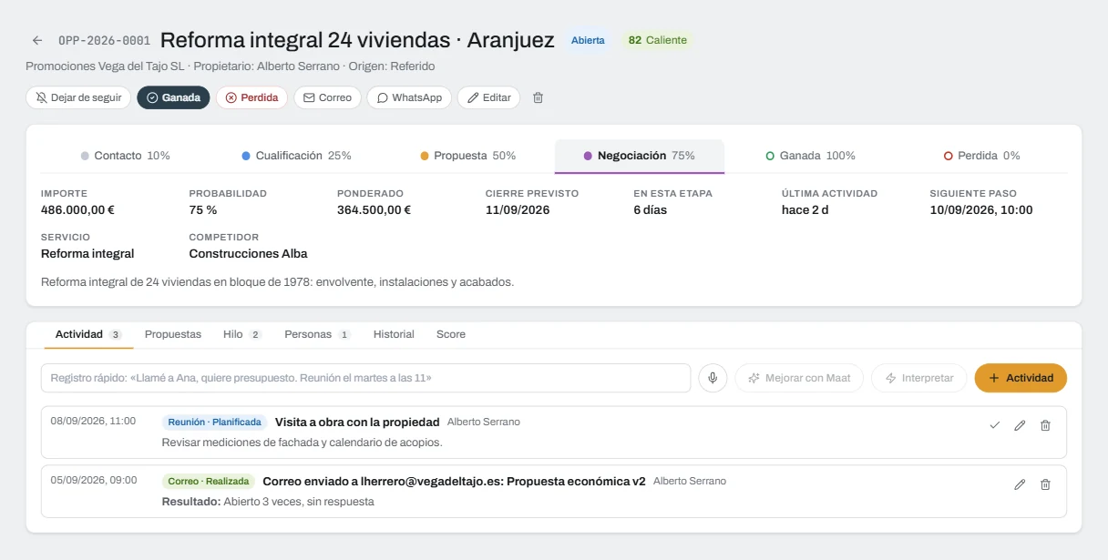 Ficha de una oportunidad: barra de etapas, importe, probabilidad, siguiente paso y actividades